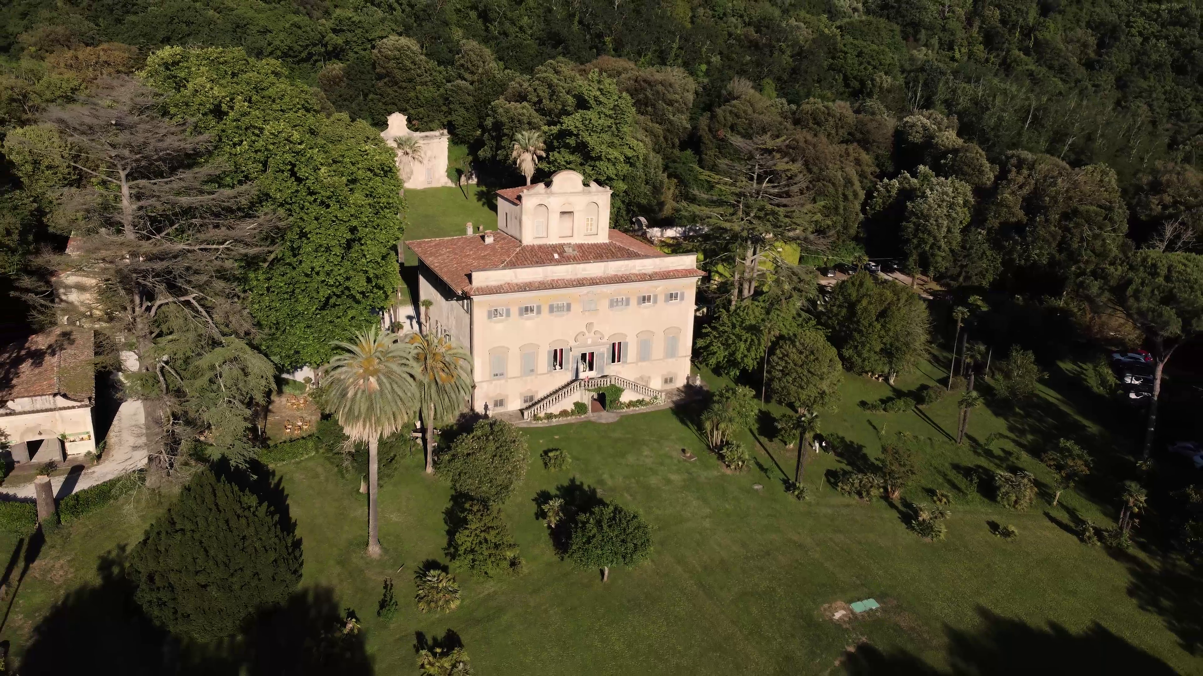 Villa italiana immersa nel verde vista dall'alto